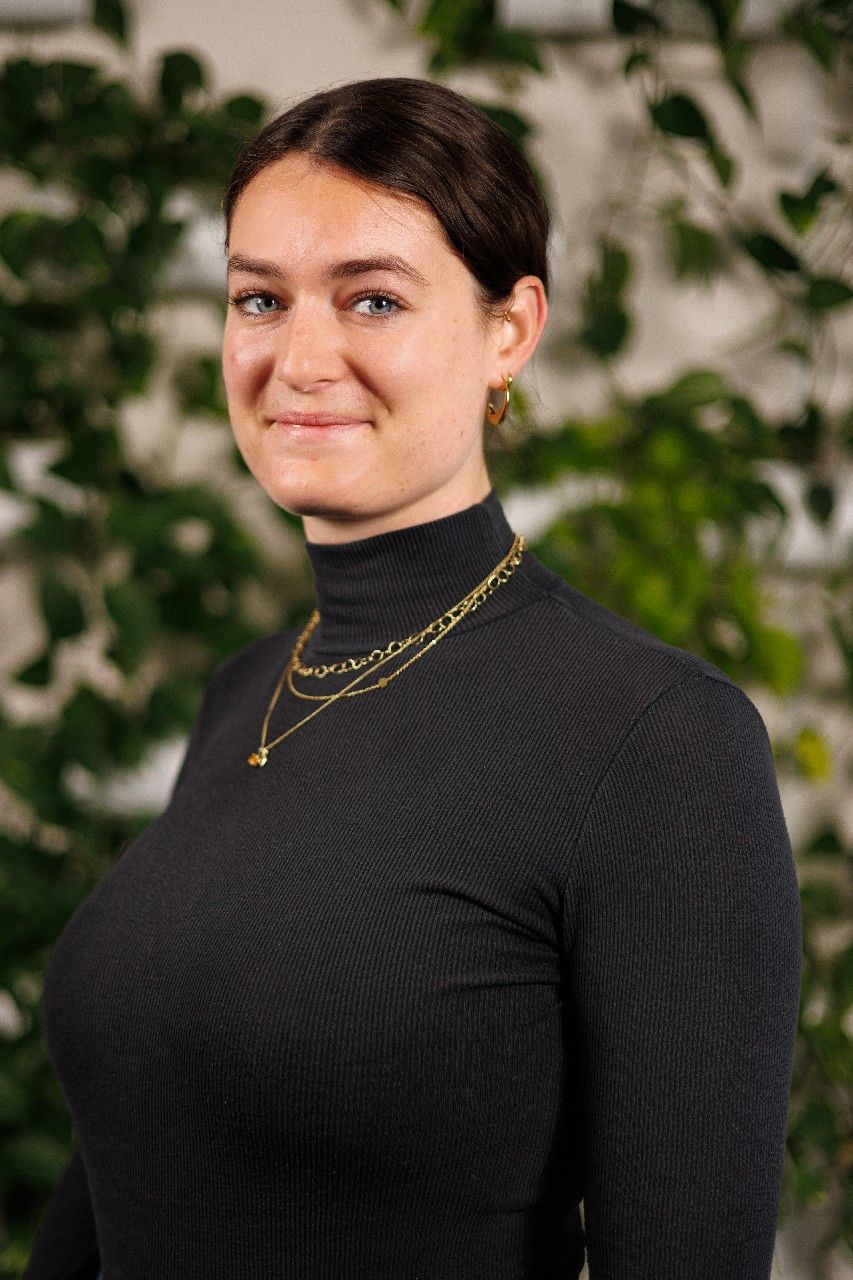 Portret van een medewerker van de Randstedelijke Rekenkamer, uniform gefotografeerd voor LinkedIn