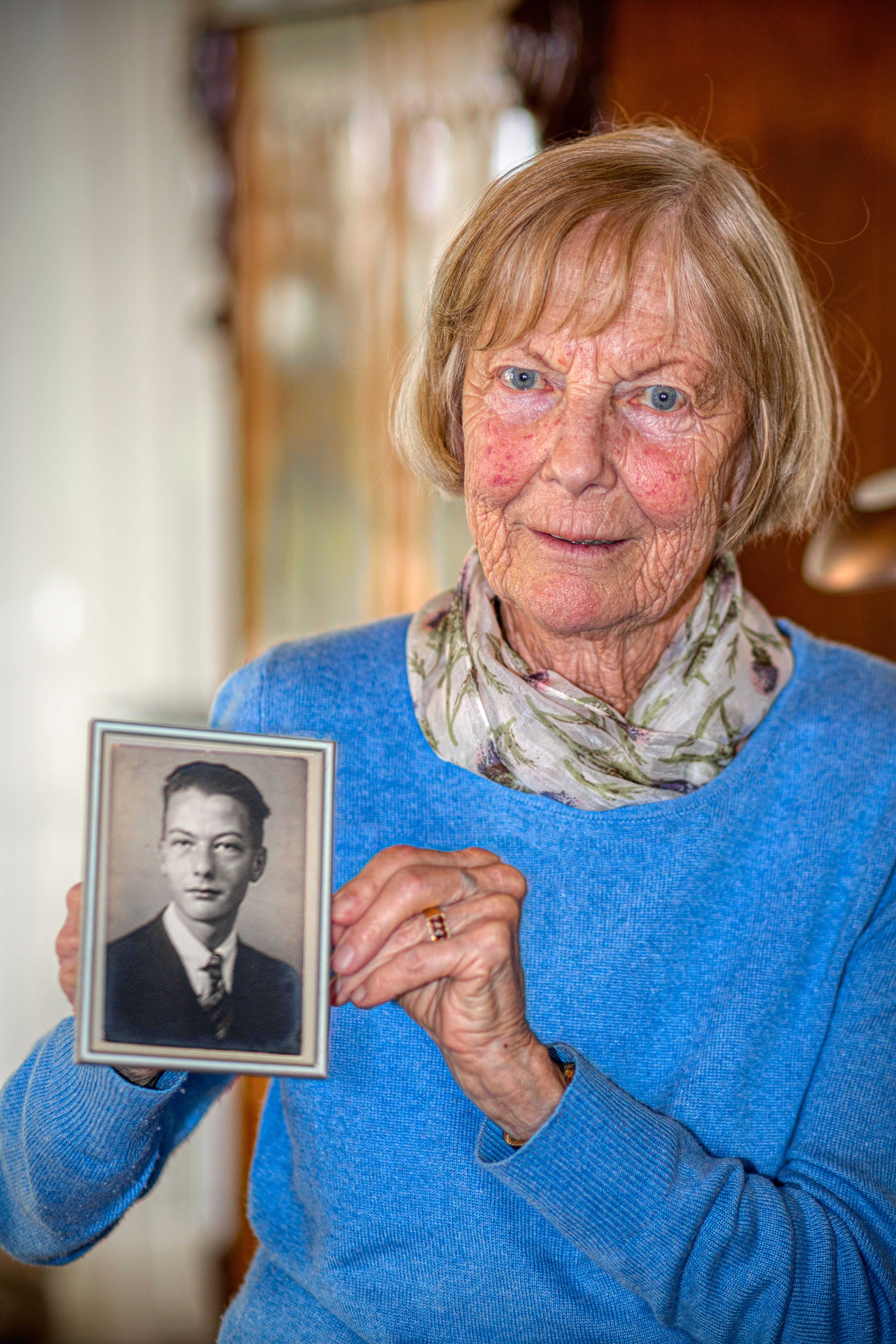 Oudere vrouw toont foto van Karel Jan. Portret van Rosa met Jan, herinneringen aan vroeger. Joep van Drunen Photography