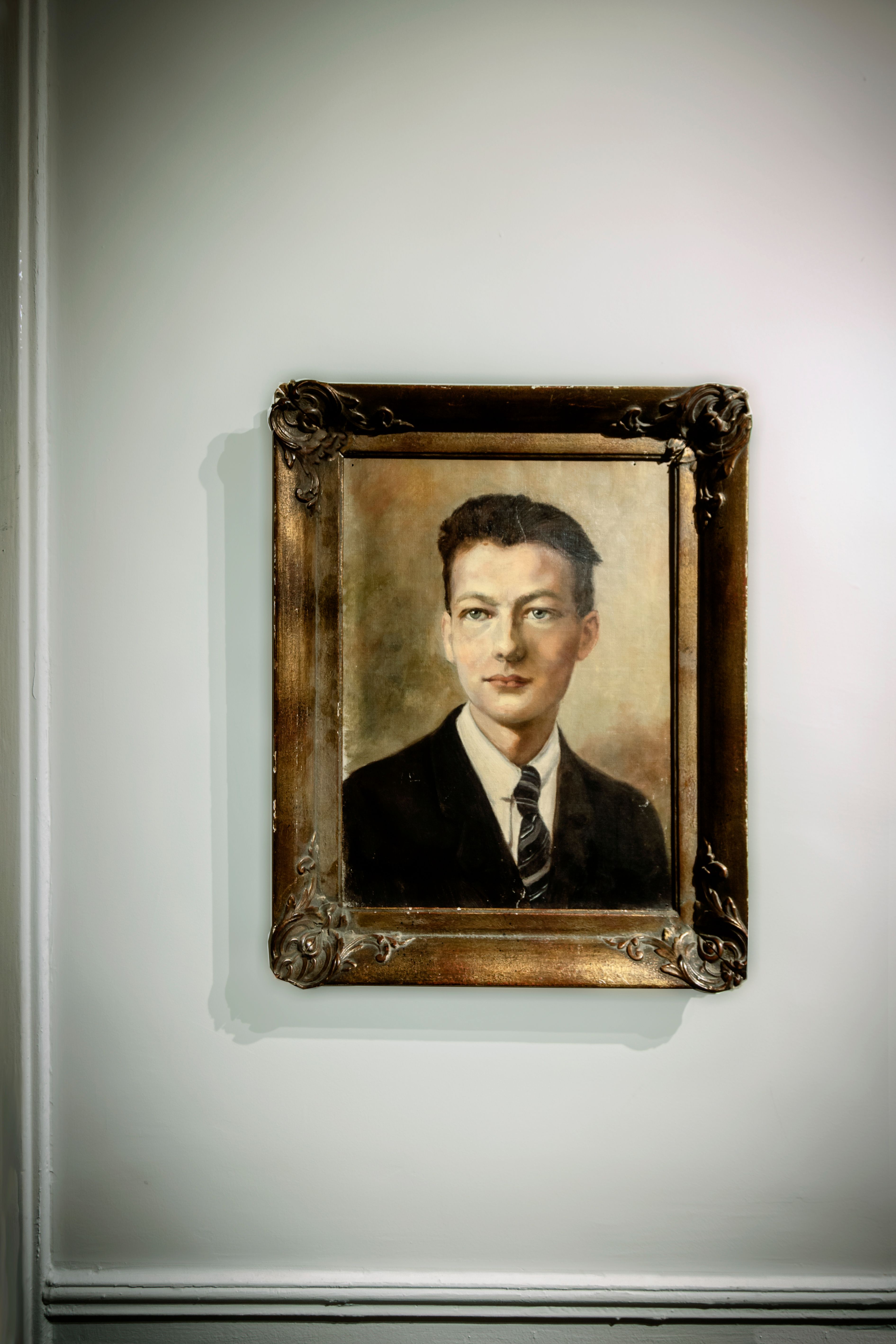 Schilderij van Karel Jan aan de muur. Portret in klassieke lijst. Kunstwerk met man in pak en stropdas. Joep van Drunen Photography