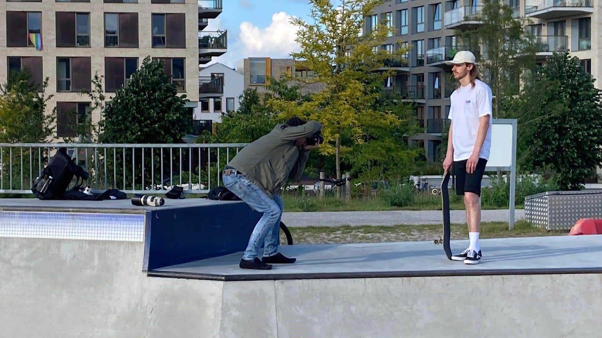 Fotograaf fotografeert een skateboarder in het skatepark
