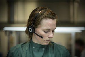 Portret documentaire: Vrouw met headset, autonoom aan het werk. Joep van Drunen Photography.