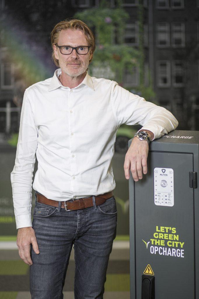 Bedrijfsportret van man bij laadpaal. Zakelijk portret voor bedrijfsprofiel. Joep van Drunen Photography.