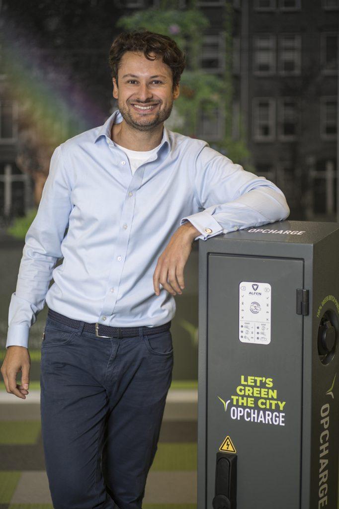 Bedrijfsportret van man bij een oplaadpaal voor elektrische auto's. Zakelijk portret. Joep van Drunen Photography