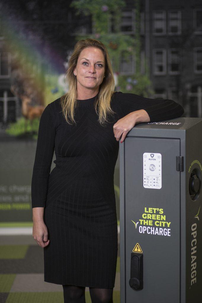 Zakelijk portret van een vrouw leunend op een Opcharge laadpaal. Bedrijfsportretten Joep van Drunen Photography. Joep van Drunen Photography