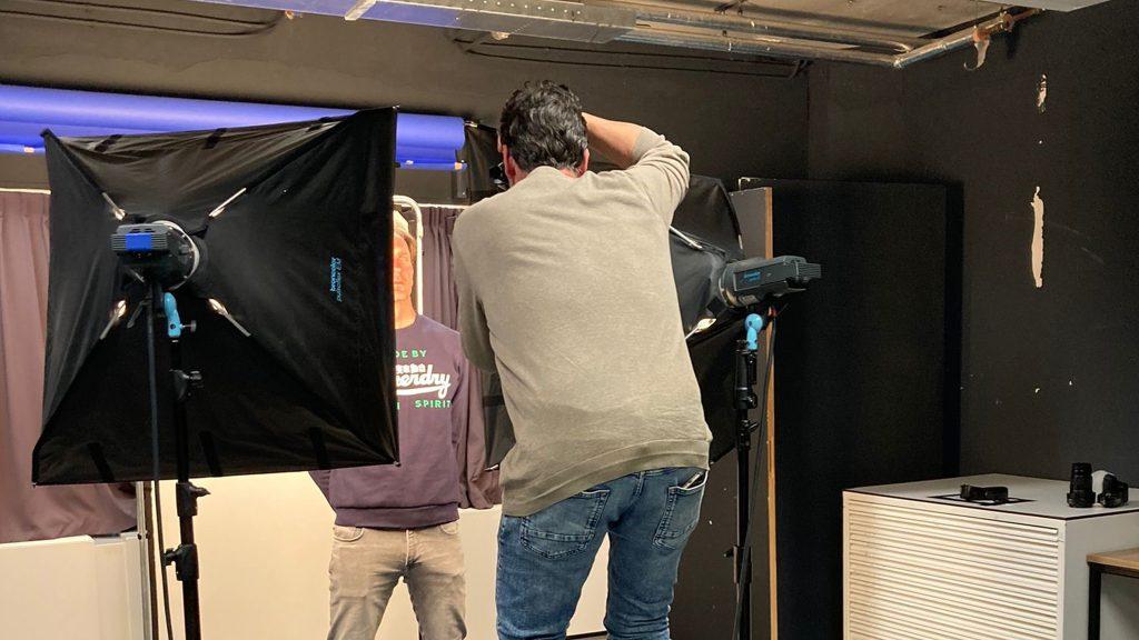 Indestudio foto van fotograaf die een model fotografeert met studioverlichting. Over mij. Joep van Drunen Photography