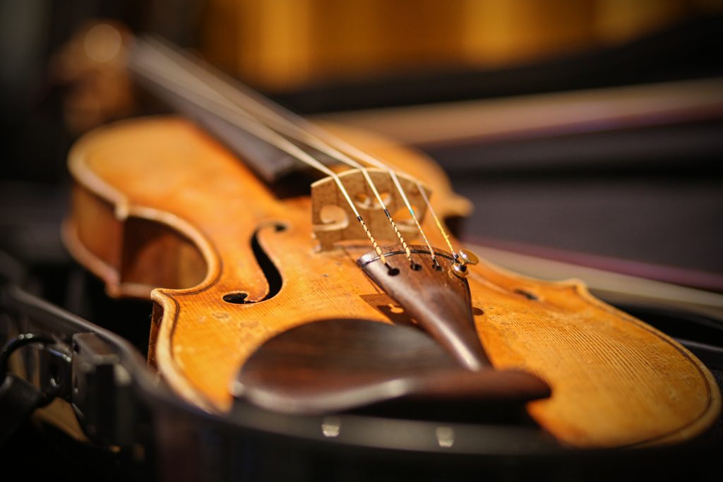 Portretfotografie: Viool in koffer, close-up van snaarinstrument. IS5A2192.jpg, detailopname viool. Joep van Drunen Photography