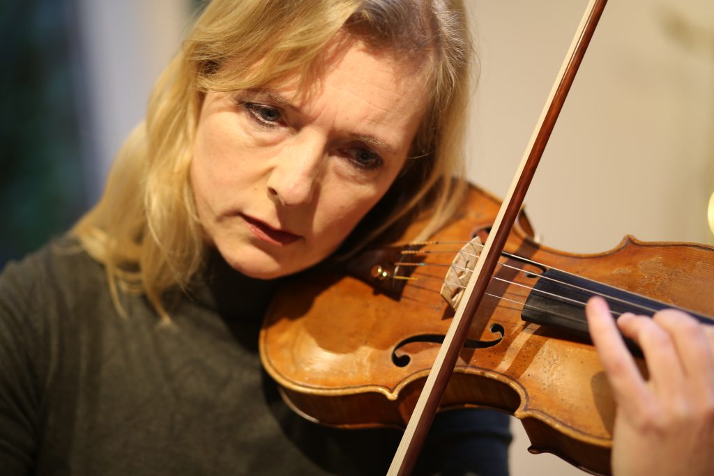 Portretfotografie IS5A2253: Blonde vrouw speelt viool. Close-up portret van muzikant met instrument. Joep van Drunen Photography