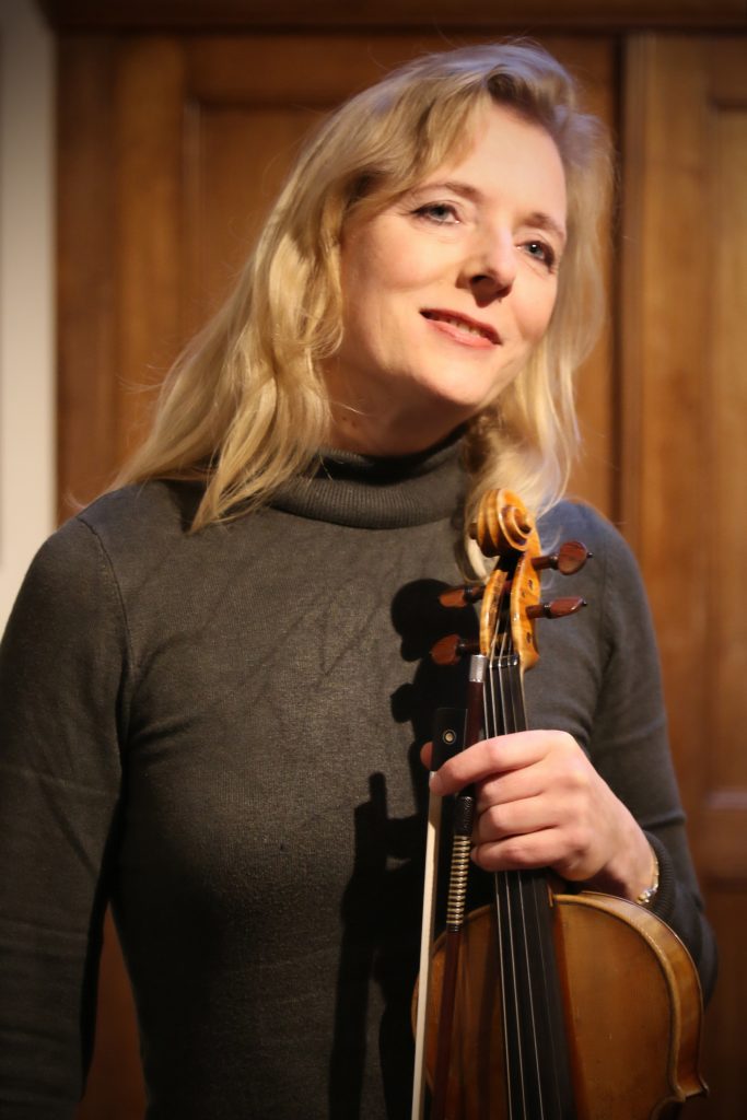 Portretfotografie van een vrouw met een viool. Professionele portretfoto. Joep van Drunen Photography
