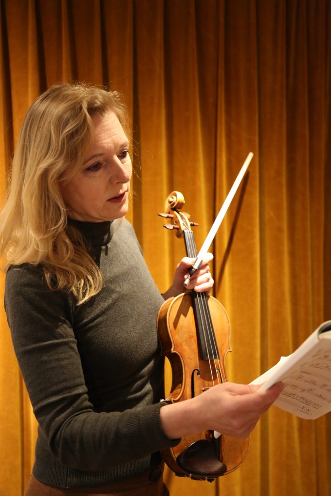 Portretfotografie van vrouw met viool en muziekblad, IS5A2282. Professionele portretfoto. Joep van Drunen Photography