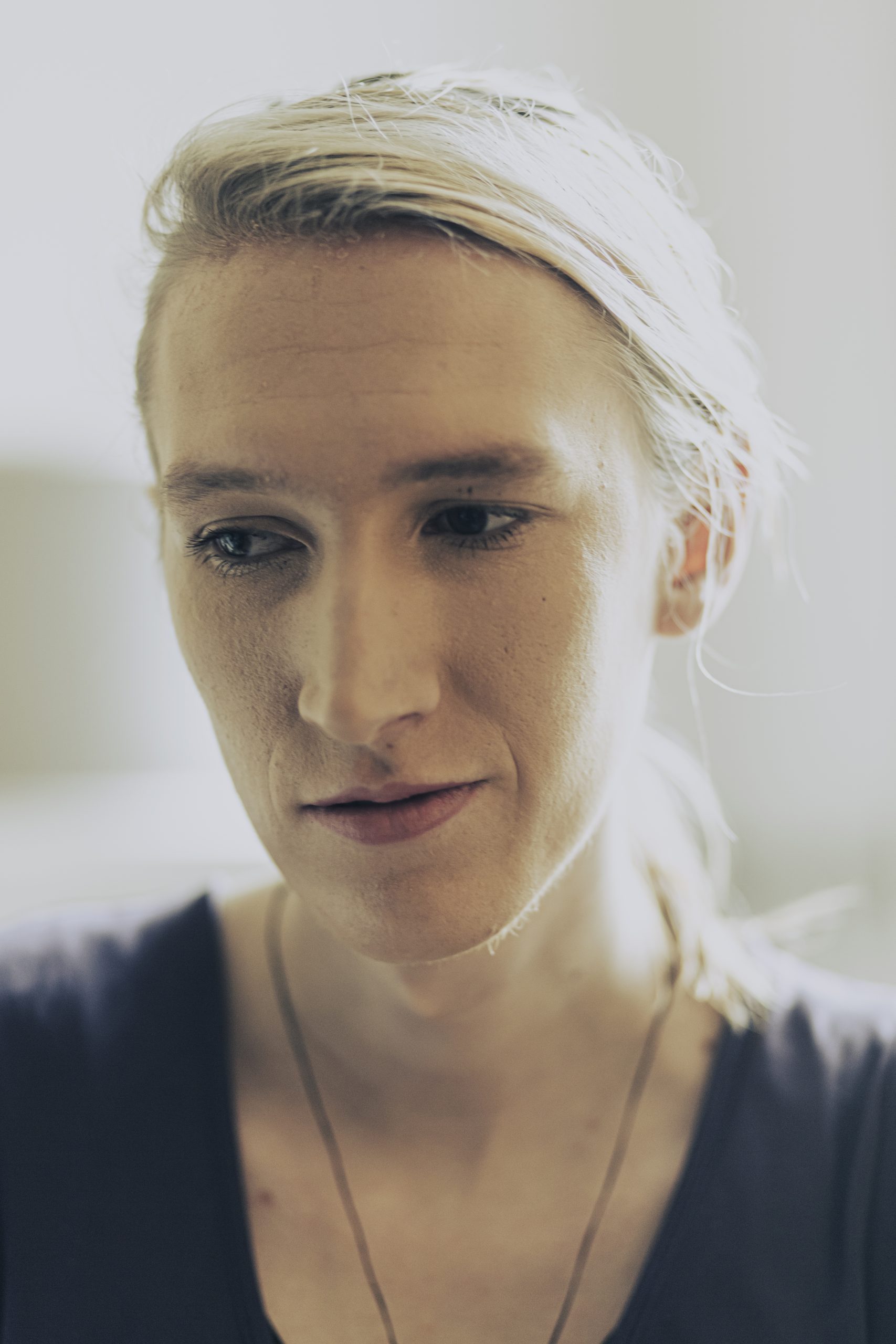 Portret documentaire autonoom: blonde persoon met ketting. Joep-van-Drunen-2023-0217-8052. Joep van Drunen Photography