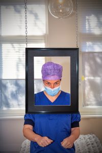 Portretfotografie van Kirsten met mondkapje in fotolijst. Creatieve portretfoto van zorgmedewerker. Joep van Drunen Photography