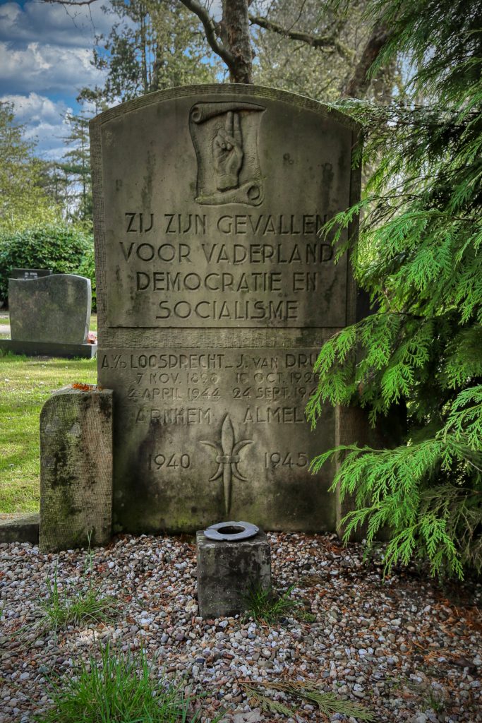 Grafsteen Karel Jan: monument 'Zij zijn gevallen voor vaderland, democratie en socialisme' te Arnhem-Almelo, 1940-1945. Joep van Drunen Photography