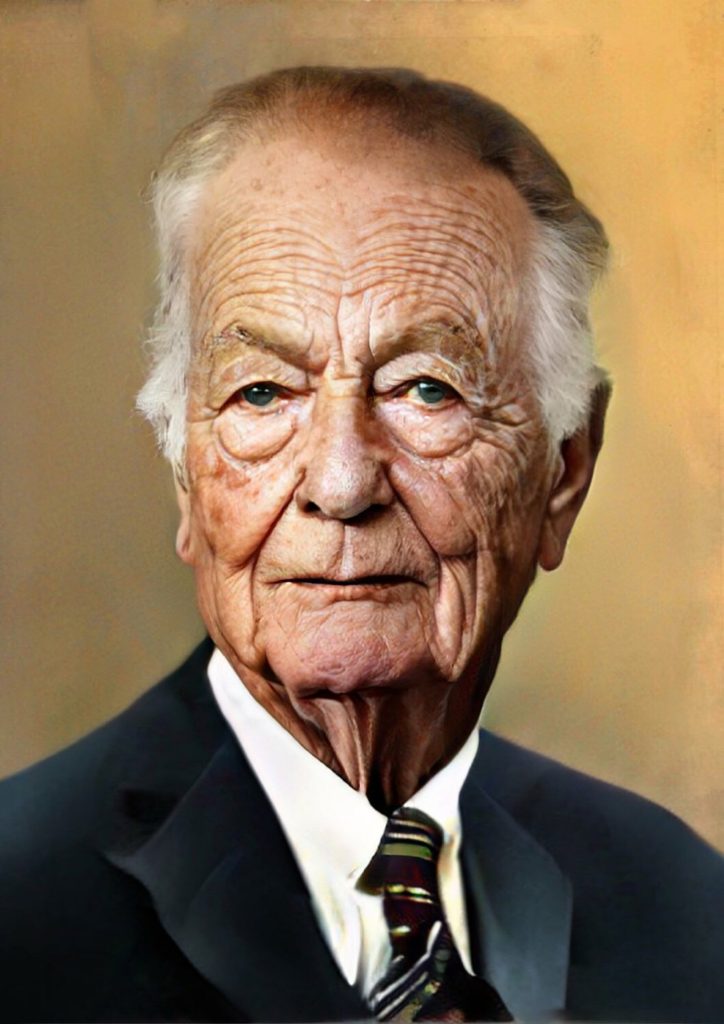 Portret van Karel Jan, een oudere man met een pak en stropdas, foto IMG_8956. Joep van Drunen Photography