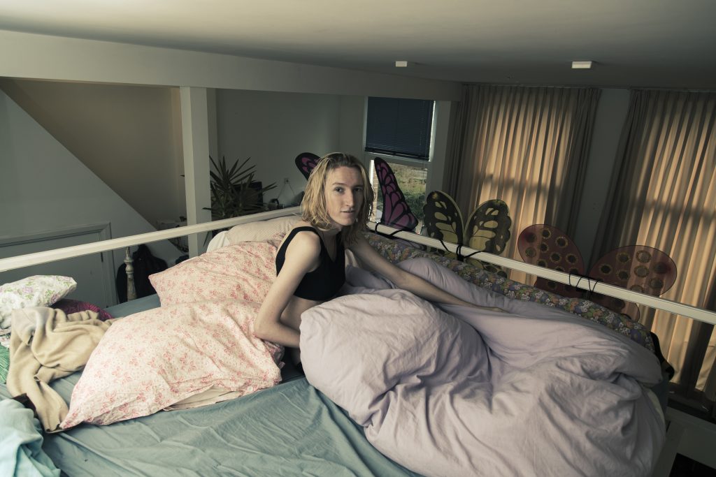Senna Bodile, portret van een jonge vrouw op een bed met vlindervleugels. Joep van Drunen Photography