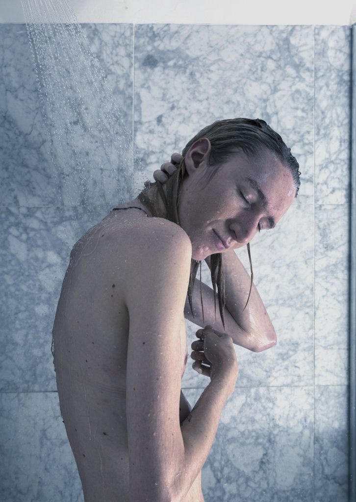 Senna Bodile onder de douche, genietend van het water. Portret van Joep van Drunen, 2023. Joep van Drunen Photography