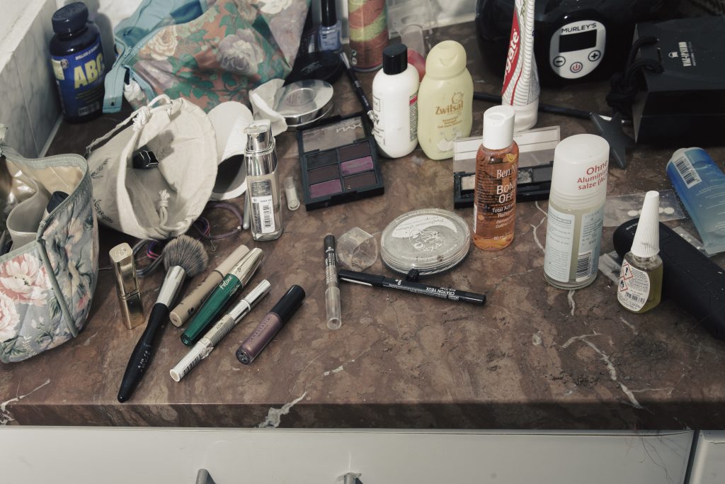 Chaos op de wastafel: make-up, kwasten, crèmes en andere beautyproducten. Senna Bodile's rommelige maar complete schoonheidsroutine.