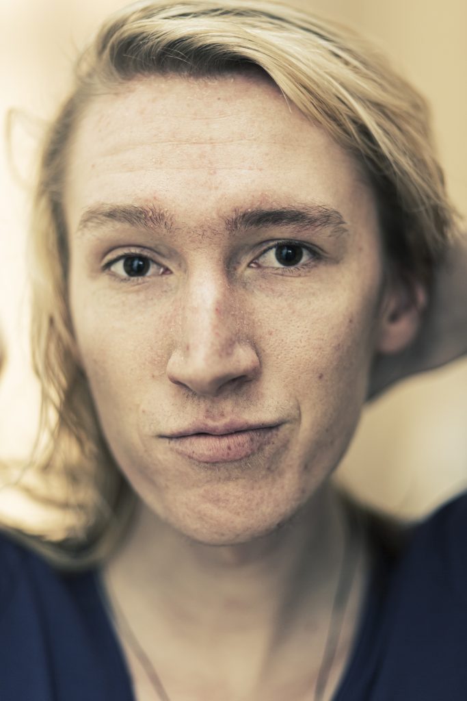 Portret van Senna Bodile, close-up. Blonde haren, donkere ogen. Foto Joep van Drunen, 2023. Joep van Drunen Photography