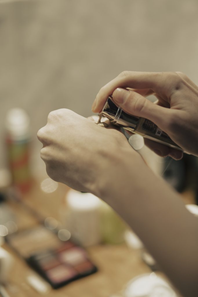 Senna Bodile gebruikt make-up, foundation op de hand. Schoonheidsverzorging en visagie. Joep van Drunen Photography