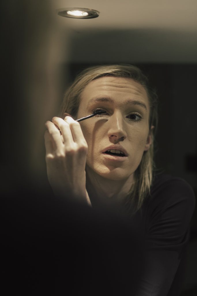 Senna Bodile brengt make-up aan voor de spiegel. Wimper-applicatie detailopname. Joep van Drunen Photography