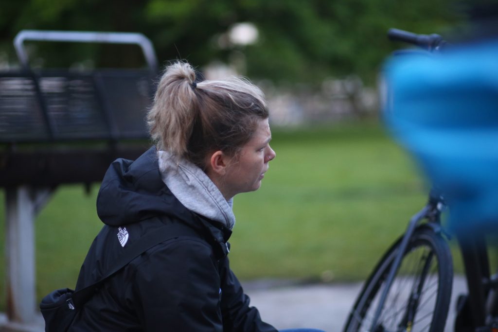 Veldwerk: Vrouw met paardenstaart en fiets op 2023-05-24, in de natuur. Joep van Drunen Photography