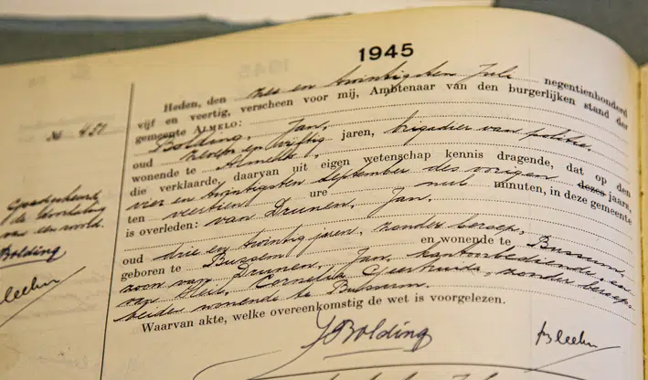Karel Jan akteoverlijden: Detail van een akte van overlijden uit 1945, handgeschreven document met oude Nederlandse tekst.