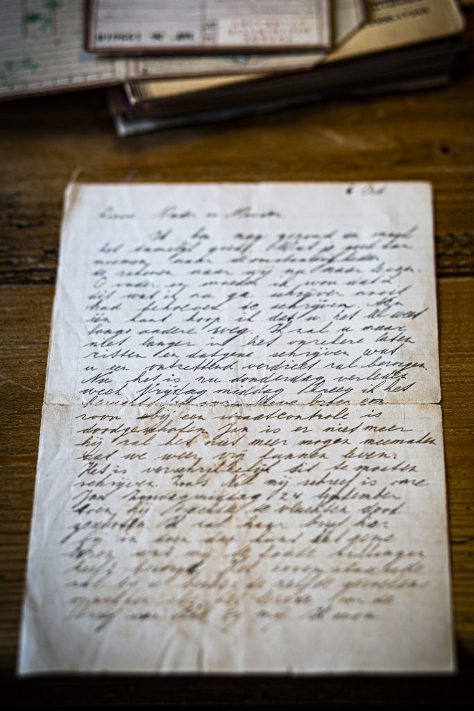 Brief van Karel Jan op houten tafel. Oud document met handgeschreven tekst in het Nederlands. Brief 683x1024.jpg Joep van Drunen Photography