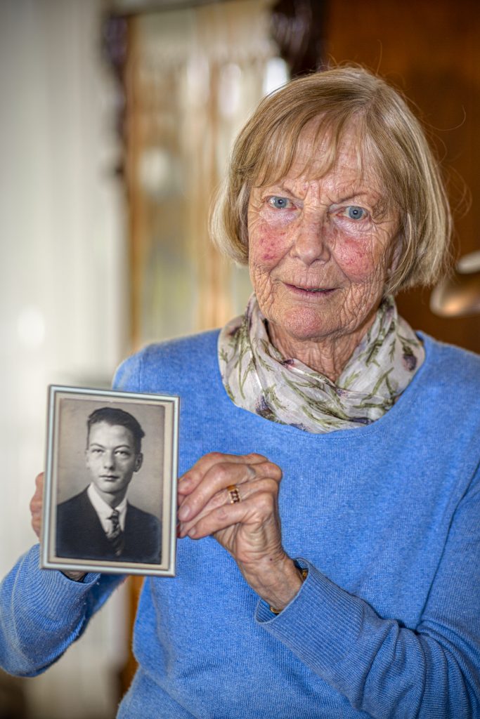 Oudere vrouw toont foto van Karel Jan. Portret van Rosa met Jan, herinneringen aan vroeger. Joep van Drunen Photography