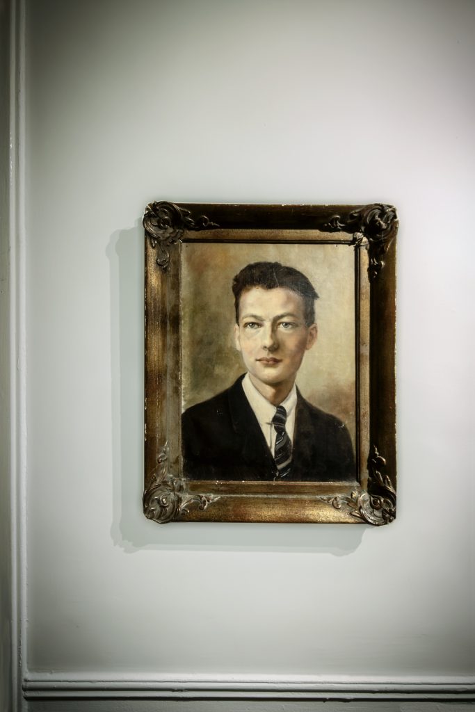 Schilderij van Karel Jan aan de muur. Portret in klassieke lijst. Kunstwerk met man in pak en stropdas. Joep van Drunen Photography