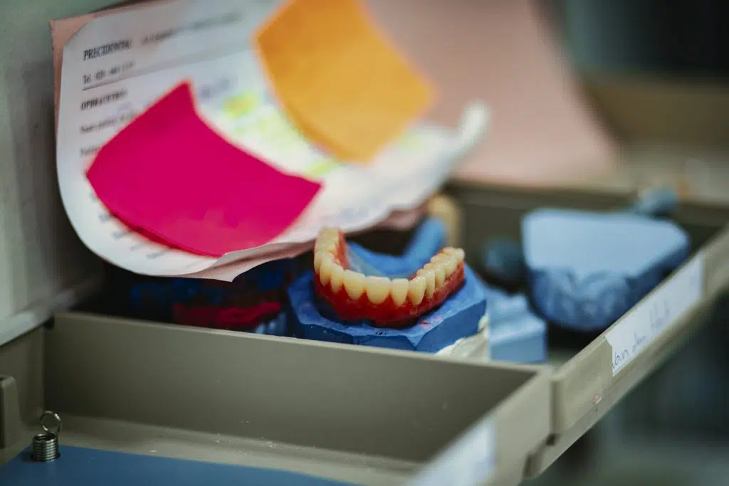 Eventfotografie: Gebitsprothese in blauwe mal, met notities en documenten. Tandtechnisch werk. Joep van Drunen Photography