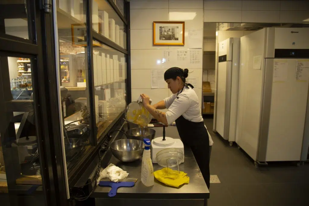 Eventfotografie: Kok bereidt eten in een professionele keuken. Foto Joep van Drunen van een evenement in 2022. Joep van Drunen Photography