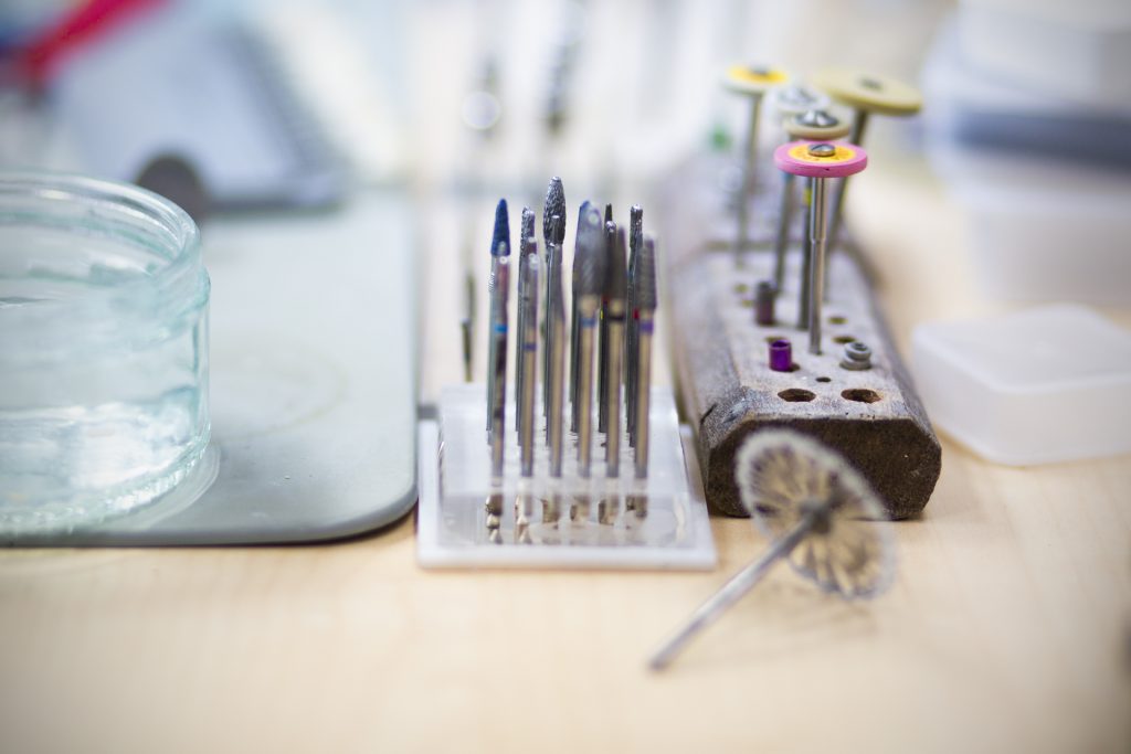 Eventfotografie: Diverse tandheelkundige tools, boren en polijstschijven op een rij. Gereedschap voor tandartsen. Joep van Drunen Photography
