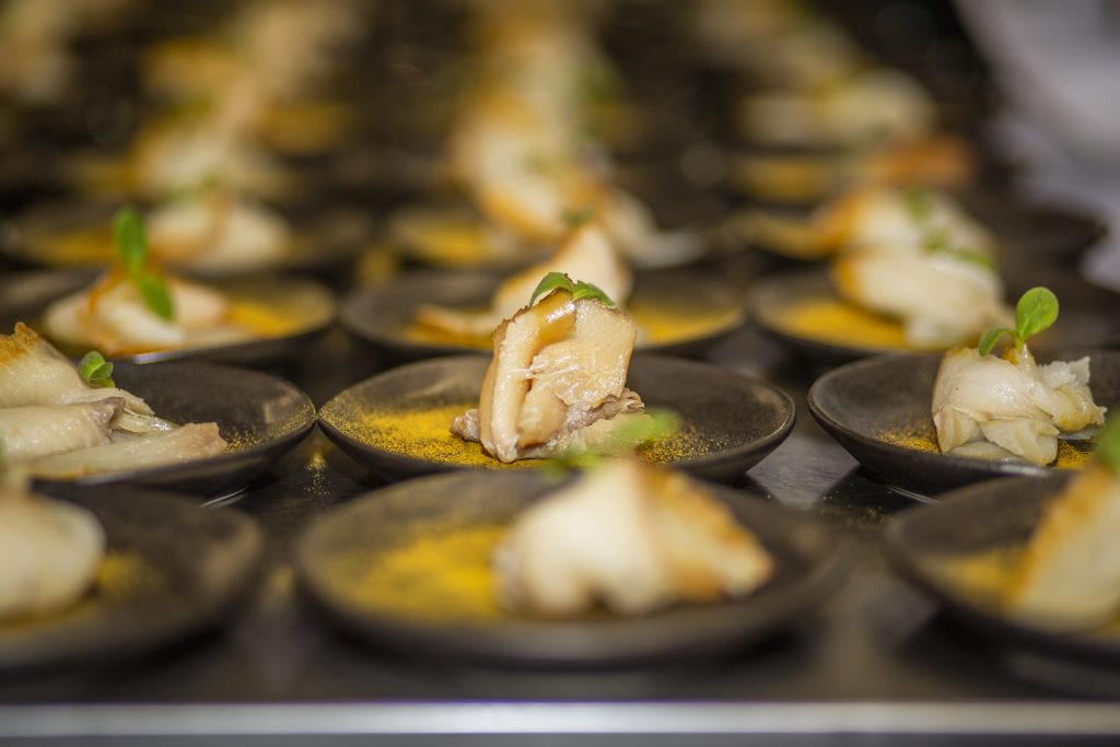 Close-up van bereide gerechten op kleine borden, culinaire fotografie. IS5A3223 Joep van Drunen Photography