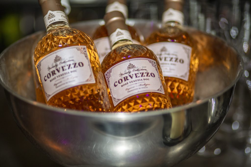 Flessen Corvezzo rosé wijn in een zilveren ijsemmer, klaar om geserveerd te worden. Feestelijke gelegenheid. Joep van Drunen Photography