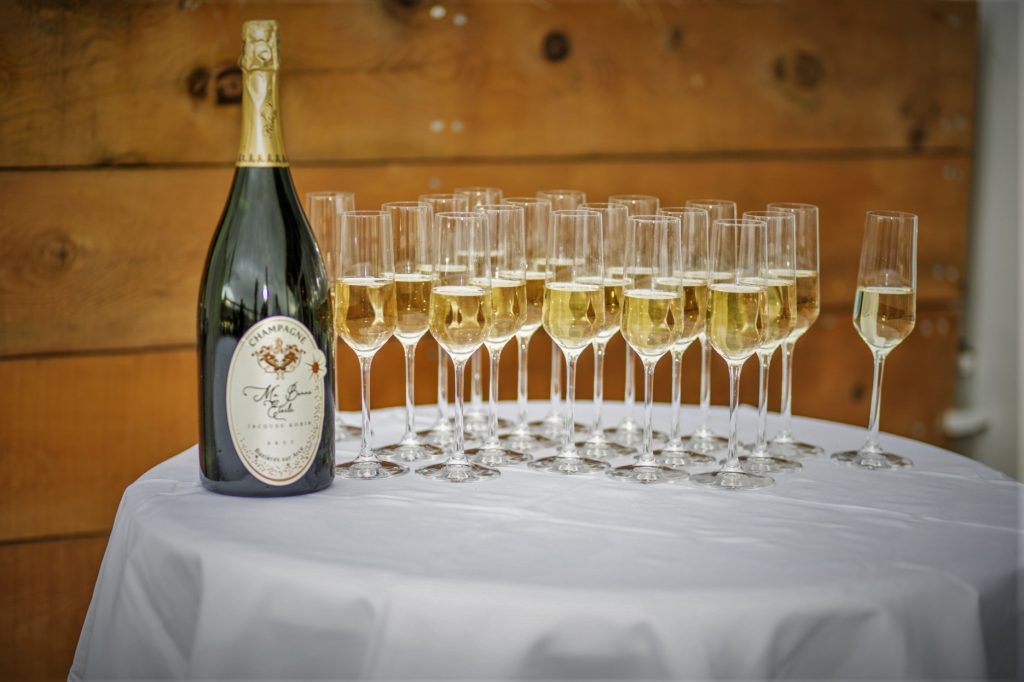 Champagnefles en glazen op tafel, klaar voor een feestelijke toast. IS5A3407.jpg Joep van Drunen Photography