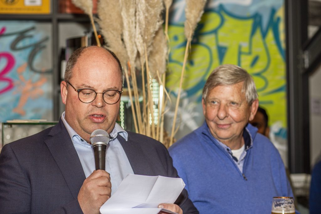 Man spreekt in microfoon tijdens evenement. IS5A3635 fotografie van mensen op locatie. Joep van Drunen Photography