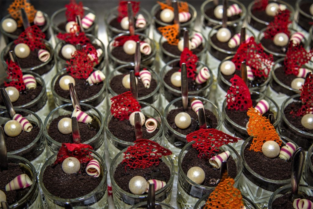 Luxe desserts in glaasjes, IS5A3954, met chocolade, parels en decoratie. Perfect voor een feestelijke gelegenheid. Joep van Drunen Photography