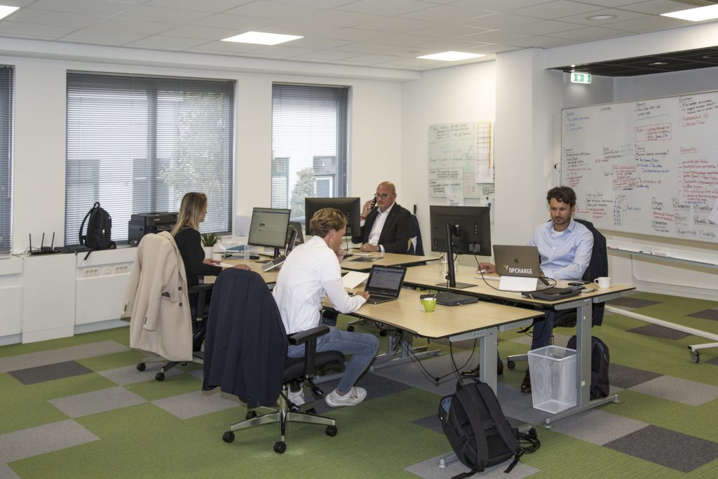 Kantooromgeving met vier mensen aan het werk achter computers, whiteboard op de achtergrond. Joep van Drunen Photography