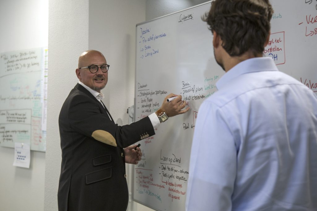 Joep van Drunen presenteert strategie op whiteboard. Zakelijk overleg en visie. Kantoor omgeving, brainstormsessie. Joep van Drunen Photography