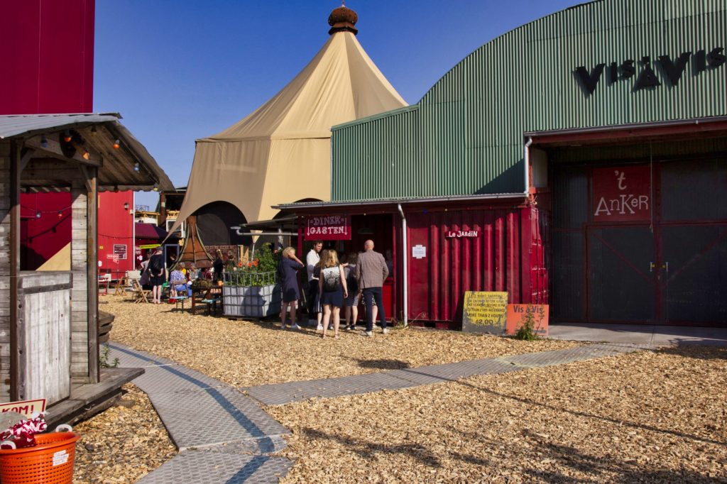 IMG_1903: Vis aan de Vis, een evenementenlocatie met tent, eetgelegenheden en mensen in een creatieve buitenomgeving. Joep van Drunen Photography