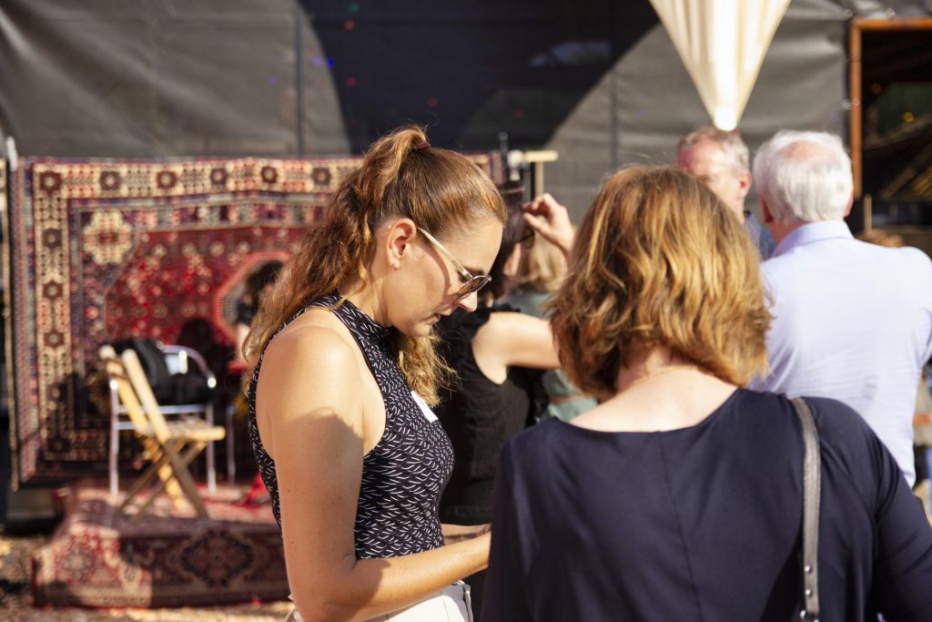 Groepsfoto van mensen op een evenement, met een vrouw met zonnebril op de voorgrond. IMG_1913 Joep van Drunen Photography