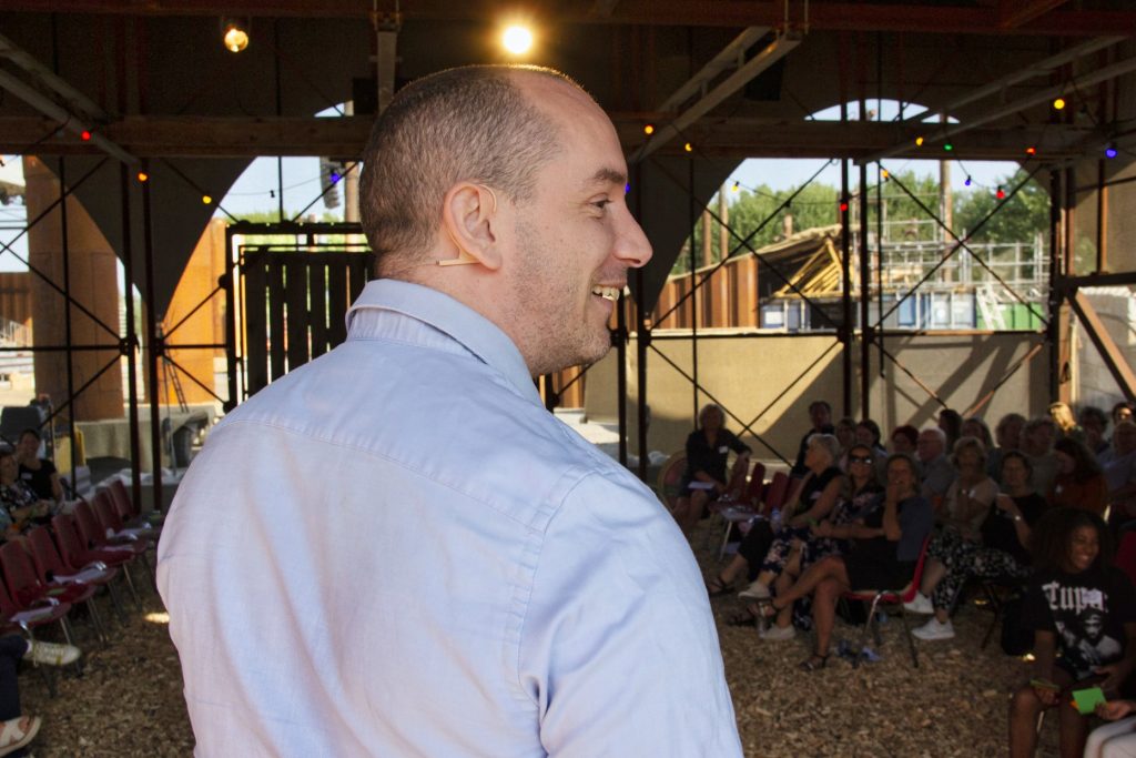 Man geeft presentatie voor publiek in openluchtlocatie, evenement IMG_1921. Joep van Drunen Photography