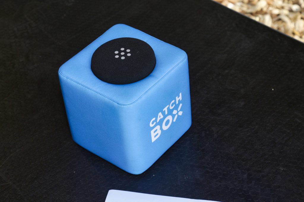 Close-up van een blauwe Catchbox microfoon kubus met zwart bovenstuk. Ideaal voor interactieve presentaties en workshops.