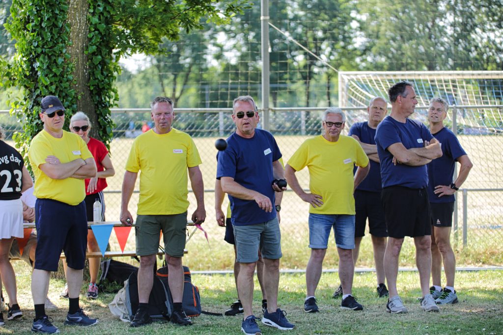 Groep mannen speelt jeu de boules tijdens een evenement in 2023. Zomerse dag met sportieve activiteit. Joep van Drunen Photography