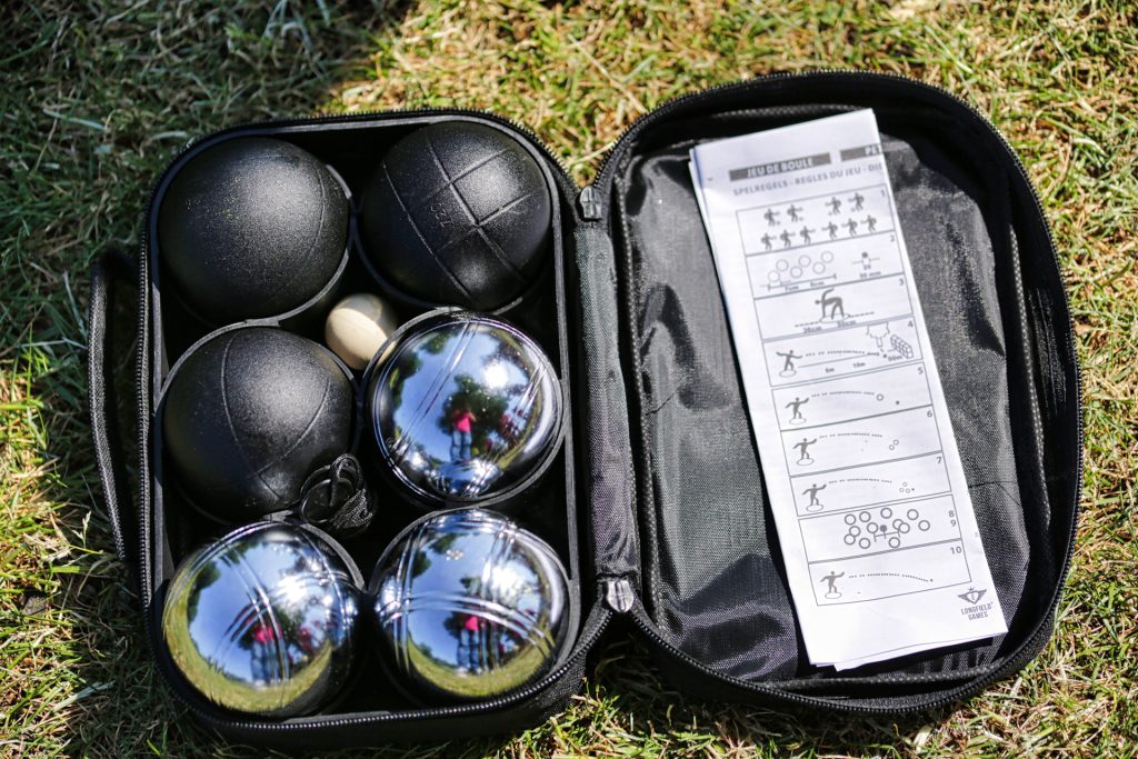 Petanque set in tas, met zwarte en zilveren ballen en spelregels. Ideaal voor een potje jeu de boules in de tuin of op vakantie.