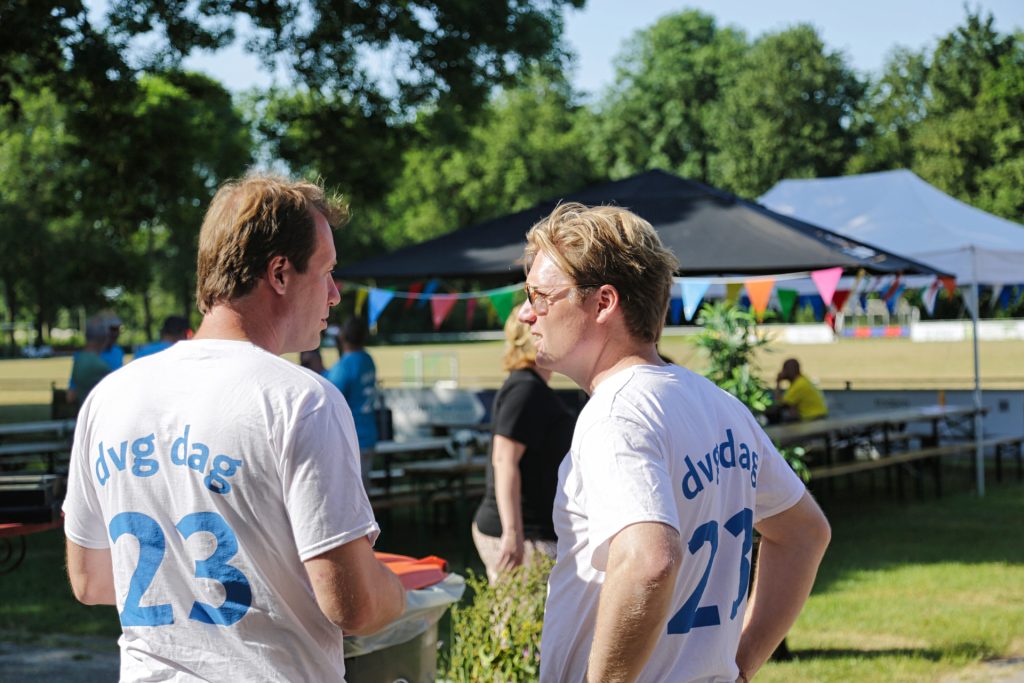 Twee mannen met 'dvg dag 23' shirts op een evenement in 2023, buiten gefotografeerd. Joep van Drunen Photography