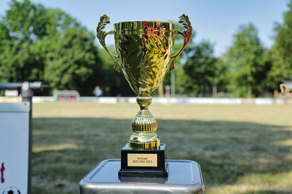 Gouden trofee DVG DAG 2023 op een voetbalveld. Overwinning en succes in de sport. Joep van Drunen Photography