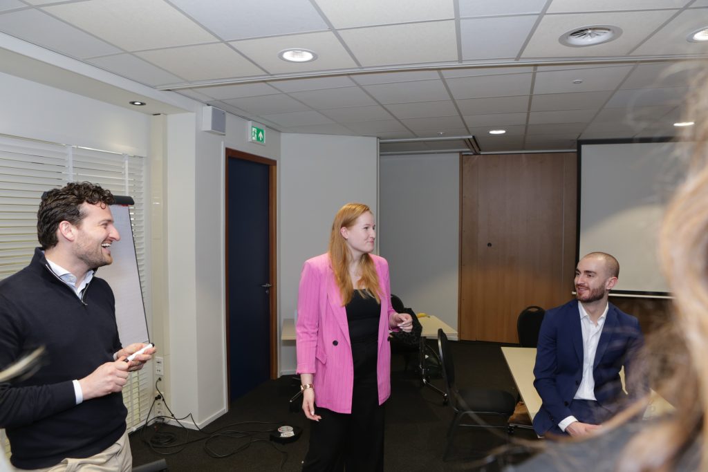 Eventfotografie: Groep mensen in een vergaderruimte tijdens een evenement. Zakelijke bijeenkomst. IS5A5054. Joep van Drunen Photography