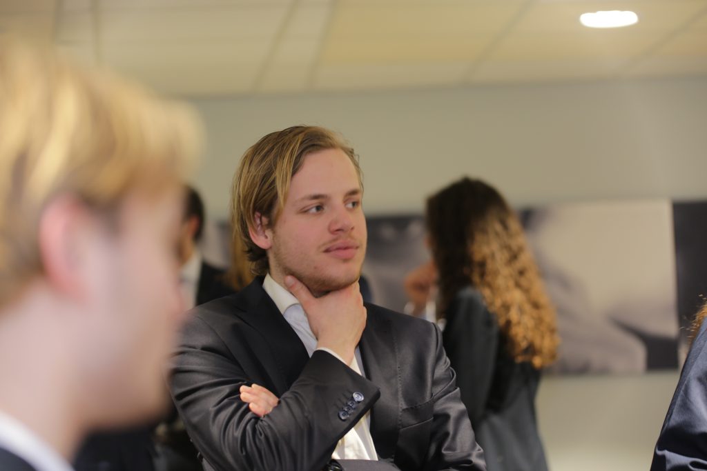 Eventfotografie: Man in pak op IS5A5168 evenement. Formele bijeenkomst met mensen. Zakelijke fotografie impressie. Joep van Drunen Photography