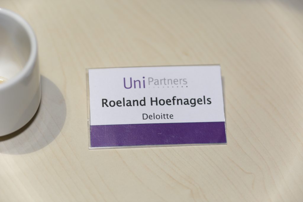 Eventfotografie: Naamkaartje Roeland Hoefnagels van Uni Partners, werkzaam bij Deloitte. IS5A5223. Joep van Drunen Photography
