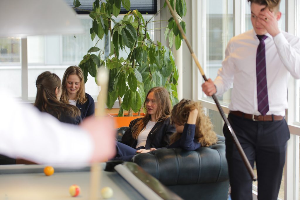 Eventfotografie: Groep mensen ontspant met poolen en gesprekken in een lichte ruimte. IS5A5228.jpg Joep van Drunen Photography